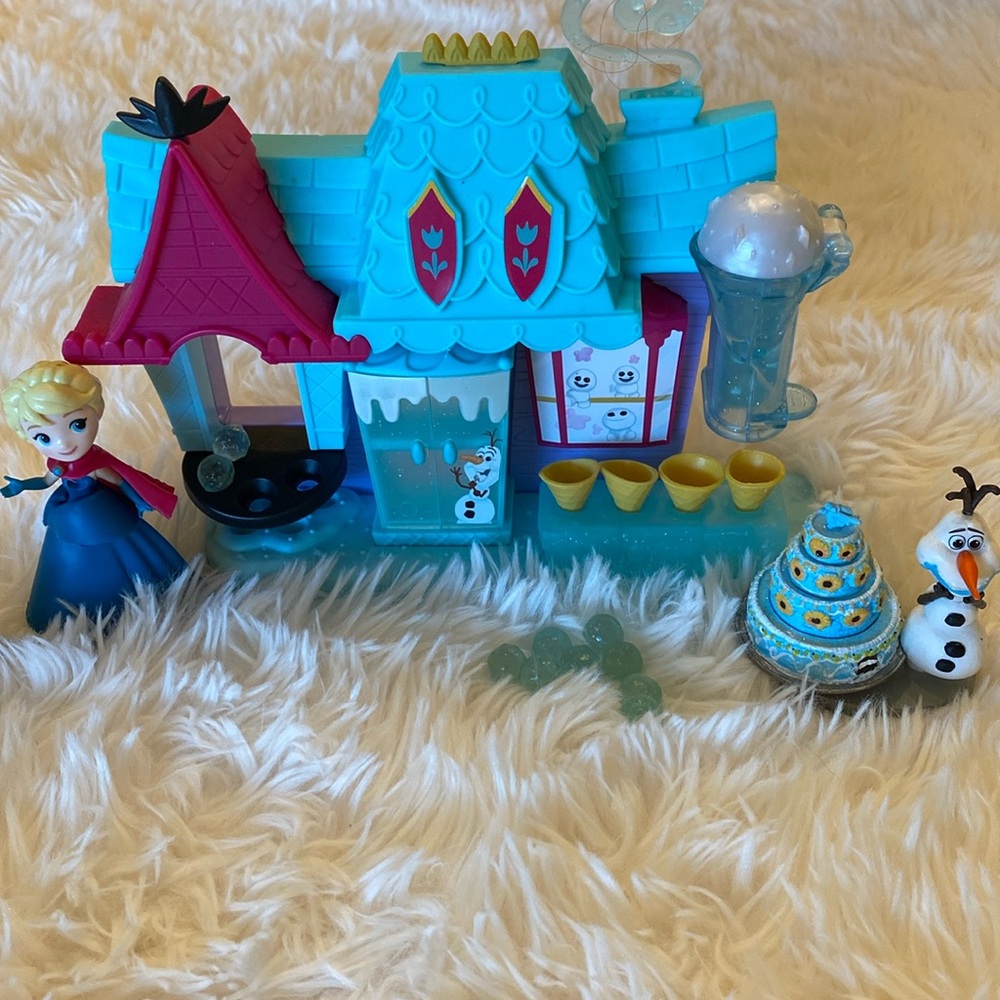 Frozen Elsa’s ice shop with figurines as in photos